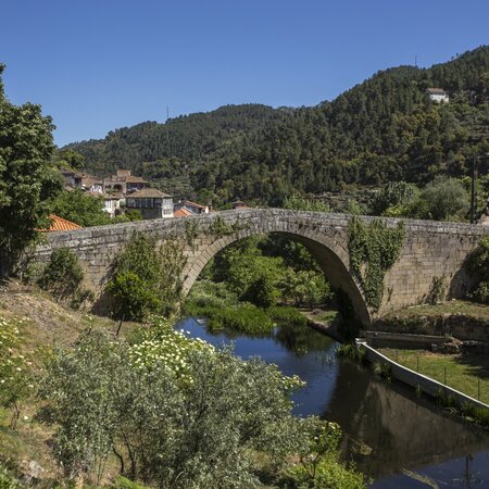 Ponte antiga de teor românico