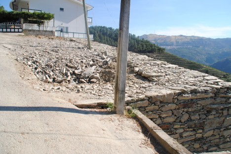 Construção de muro de suporte e alargamento no largo da igreja