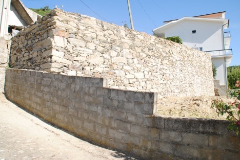 Construção de muro e construção de arruamento na rua da escola
