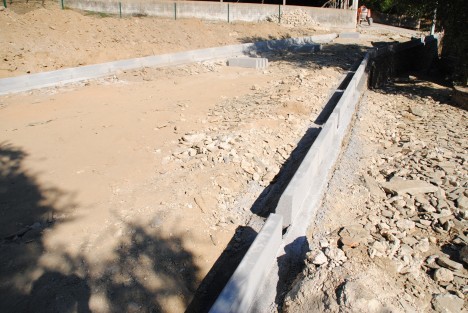 Construção do muro e construção de arruamento na rua da escola