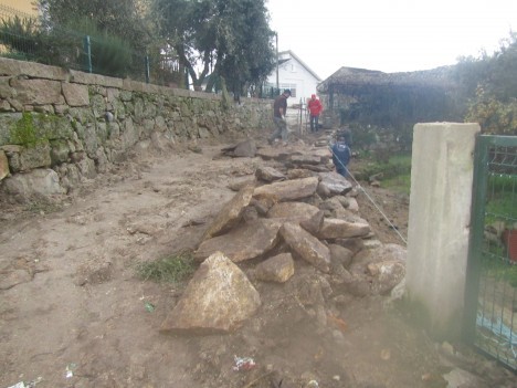 Construção de muro para alargamento  da rua no Enviadouro - DEPOIS