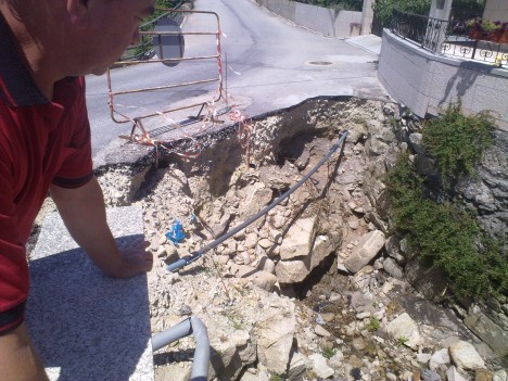 Alargamento do ribeiro e requalificação do muro, destruidos pelas intempéries de 2010 - ANTES