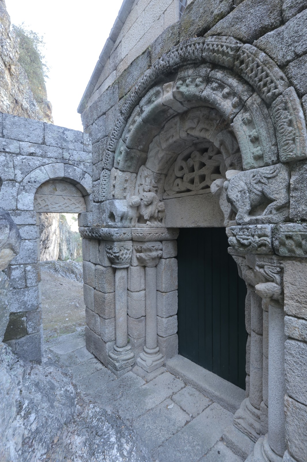 Portal do Mosteiro de São Pedro das Águias_Tabuaço